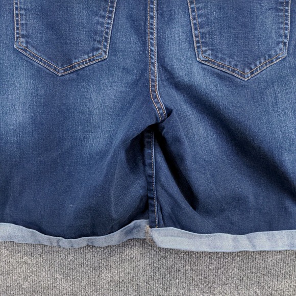 Time & Tru Women's Mid Rise Jean Shorts Blue Size 6 Distressed Cotton Blend - Picture 4 of 14